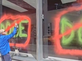 thumbnail - Protestations Tesla